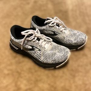 Brooks Adrenaline 21 size 7B black & white